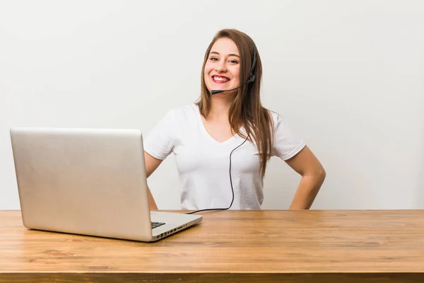 Jonge Telemarketeerder Vrouw Zelfverzekerd Handen Heupen Houden — Stockfoto