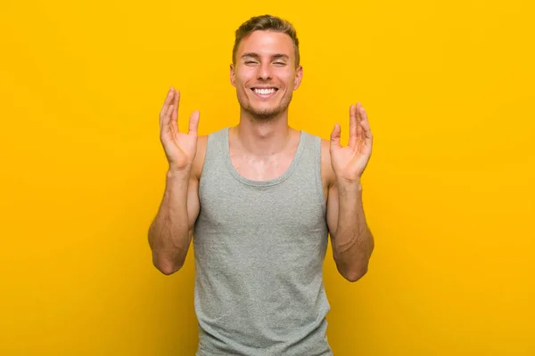 若い白人スポーツマンは喜びに満ちた笑い 幸福の概念 — ストック写真
