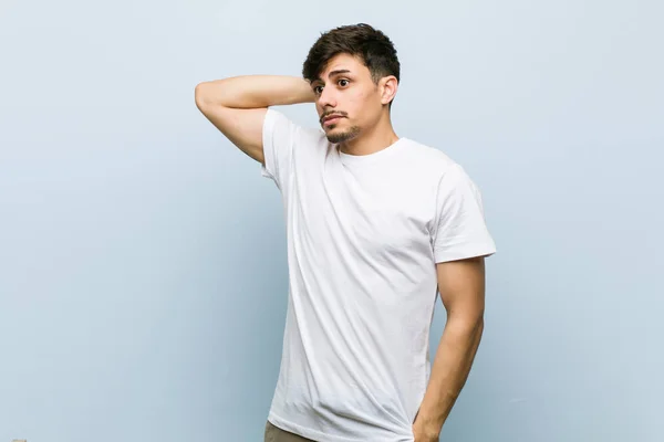 Jonge Kaukasische Man Het Dragen Van Een Witte Tshirt Aanraken — Stockfoto