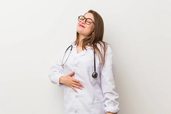 Jeune Femme Médecin Contre Mur Blanc Touche Ventre Sourit Doucement — Photo