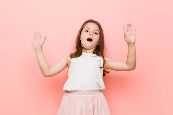 Niña Que Lleva Una Mirada Princesa Siendo Sorprendido Debido Peligro — Foto de Stock