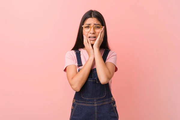 Joven Mujer Árabe Bonita Usando Dungaree Jeans Lloriqueando Llorando Desconsoladamente —  Fotos de Stock