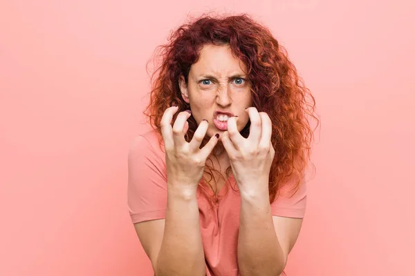 Jovem Mulher Ruiva Natural Autêntica Chateado Gritando Com Mãos Tensas — Fotografia de Stock