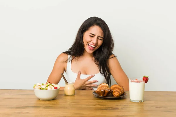 Young Curvy Woman Taking Breakfast Laughs Happily Has Fun Keeping — Stock Photo, Image