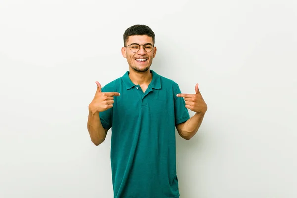 Joven Hispano Sorprendido Señalando Con Dedo Sonriendo Ampliamente — Foto de Stock