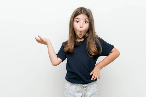 Menina Branca Bonito Pouco Impressionado Segurando Espaço Cópia Palma Mão — Fotografia de Stock