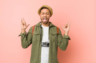 Genç filipinli gezgin adam parmakları ile kaya jestgösteren