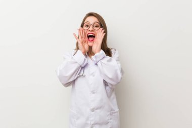 Beyaz duvara karşı genç doktor kadın ön heyecanlı bağırıyor.