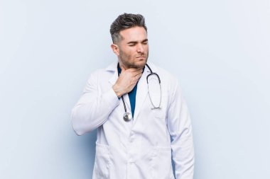 Genç yakışıklı doktor adam bir virüs veya enfeksiyon nedeniyle boğaz ağrısı çekiyor.