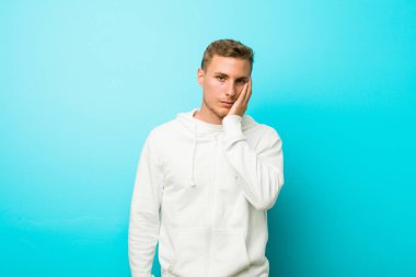 Sıkılmış, yorgun ve dinlenmeli bir güne ihtiyaç duyan genç beyaz spor adamı.