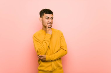 Genç İspanyol adam bir kopya alanı bakarak bir şey hakkında düşünme rahat.