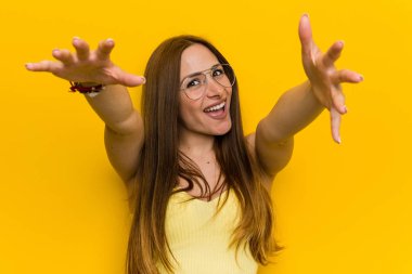 Huysuz genç kızıl saçlı zencefil kadın kameraya sarılmak veren kendinden emin hissediyor.