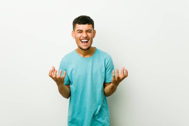 Genç İspanyol adam kaygısız ve heyecanlı tezahürat. Zafer kavramı.