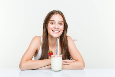 Genç beyaz kadın Smoothie içme