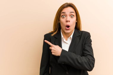 Kafkasyalı genç iş kadını yan tarafı işaret ediyor.