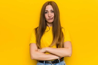 Genç zencefil kızıl saçlı kadın alaycı ifade ile kamera bakarak mutsuz.