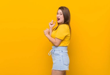 Sarı gömlek giyen genç genç korkmuş ve korkmuş.