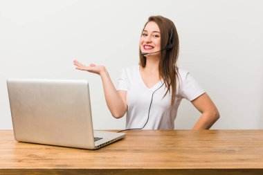 Genç telemarketer kadın bir avuç üzerinde bir kopya alanı gösteren ve bel başka bir el tutarak.