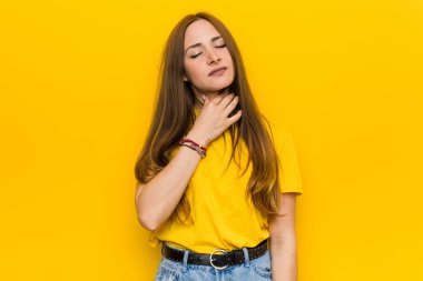 Genç zencefil kızıl saçlı kadın bir virüs veya enfeksiyon nedeniyle boğaz ağrısı çekiyor.