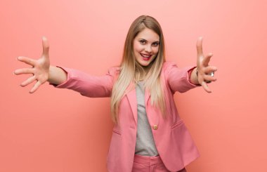 Genç Rus kadın giyen pijama çok mutlu vererek bir sarılmak için bu ön