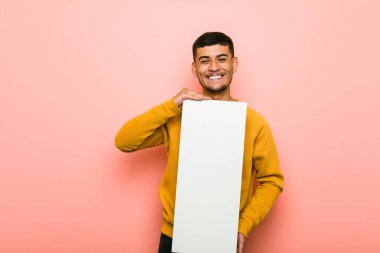 Genç İspanyol adam bir plasard tutan