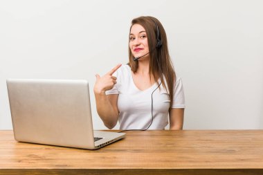 Genç telemarketer kadın size parmak ile işaret sanki davet civarla.