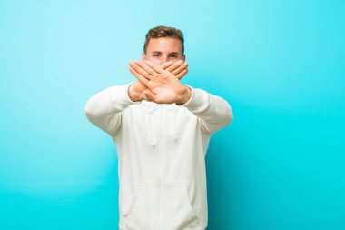 Genç beyaz spor adamı inkar jesti yapıyor