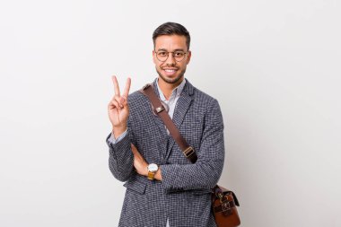 Parmakları ile iki numara gösteren beyaz bir duvara karşı genç iş filipinli adam.