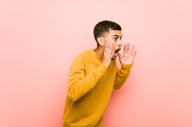 Genç İspanyol adam yüksek sesle bağırır, gözleri açık tutar ve eller gergin.