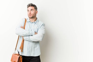 Genç yakışıklı iş adamı tekrarlayan bir görev yorgun.