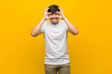 Genç İspanyol rahat adam bir başarı fırsatı bulmak için gözleri açık tutmak.