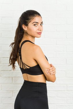 Genç arap sportif kadın poz