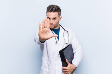 Kafkas doktor adam uzanmış el ile duran bir klasör tutan dur işareti gösteren, sizi engelleyen.