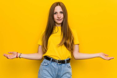 Genç kızıl kızıl saçlı kadın hoş bir ifade gösteren.