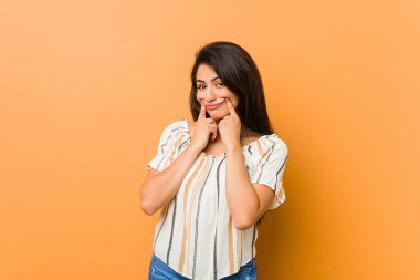 Genç kıvrımlı kadın iki seçenek arasında şüphe.