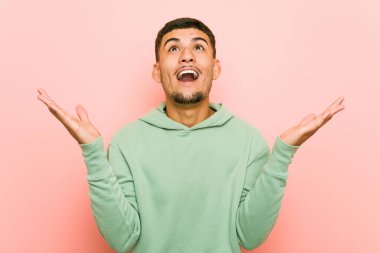 Genç İspanyol spor adam gökyüzüne çığlık, yukarı bakıyor, sinirli.