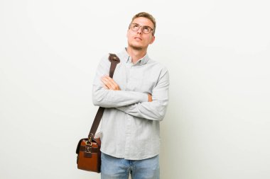 Genç kafkas iş adamı tekrarlayan bir görev yorgun.