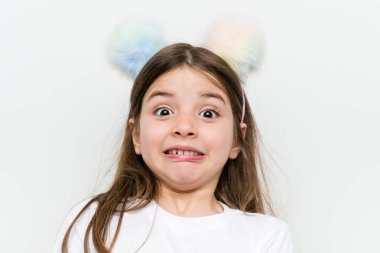 Kostüm ve aksesuarları ile küçük beyaz kız eğlenin