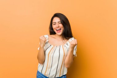 Genç kıvrımlı kadın kaygısız ve heyecanlı tezahürat. Zafer kavramı.