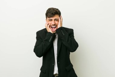 Genç iş İspanyol adam sızlanan ve disconsolately ağlıyor.