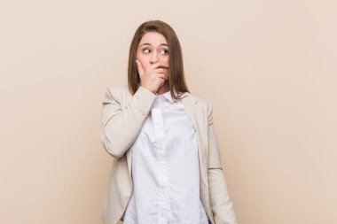 Genç iş kadını düşünceli elle ağız kapsayan bir kopya alanı arıyor.