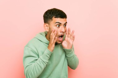 Genç İspanyol spor adam yüksek sesle bağırır, gözleri açık tutar ve elleri gergin.