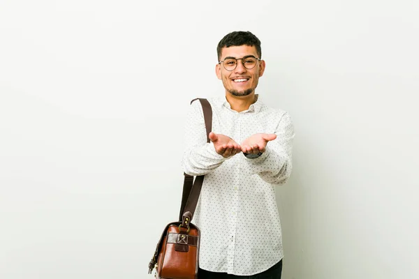 Mladý Nesvůj Příležitostný Obchodní Muž Držící Ruce Něco Palmami Nabízející — Stock fotografie