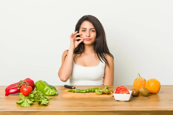 Giovane Donna Curvy Preparare Pasto Sano Con Dita Sulle Labbra — Foto Stock