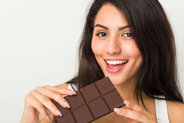 Mujer Hispana Joven Sosteniendo Una Tableta Chocolate — Foto de Stock
