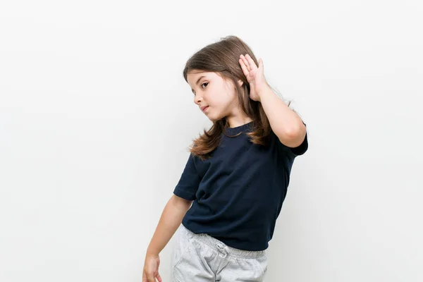 Roztomilá Malá Kavkazská Dívka Která Pokouší Poslouchat Klepy — Stock fotografie