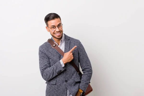 Joven Hombre Filipino Negocios Contra Una Pared Blanca Sonriendo Señalando — Foto de Stock