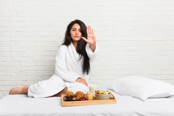 Jonge Bochtige Vrouw Het Nemen Van Een Ontbijt Het Bed — Stockfoto