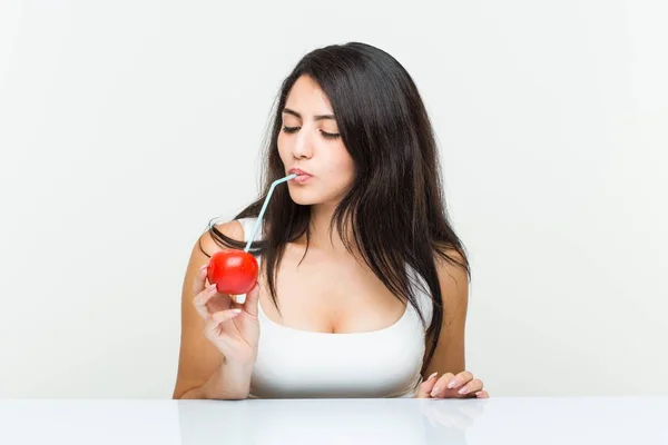 Mujer Hispana Joven Bebiendo Jugo Tomate Con Una Paja — Foto de Stock