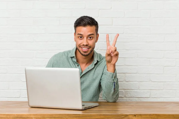 Joven Filipino Sentado Trabajando Con Portátil Mostrando Número Dos Con — Foto de Stock